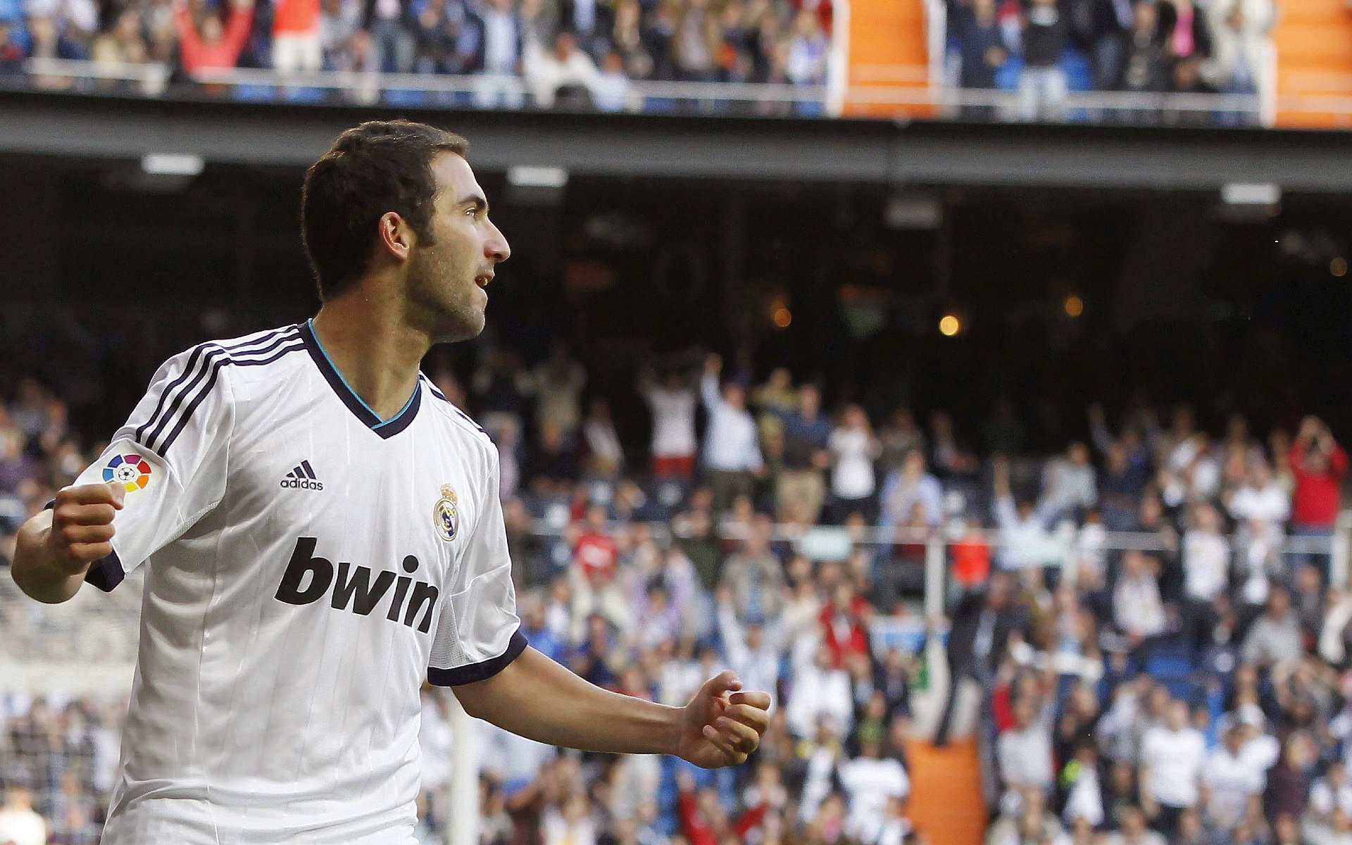 巴塞罗那计划引进英超中场，以增强阵容深度